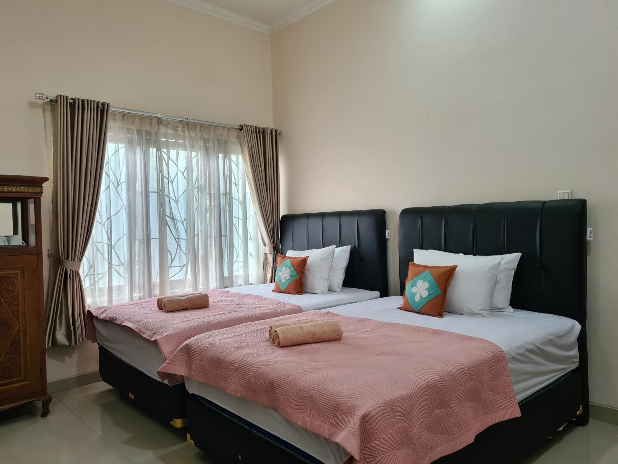 Ndalem Suryo Saptono Guest House Tugu المظهر الخارجي الصورة